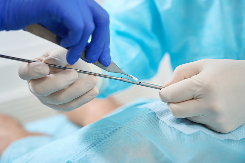 Colocación de Rejuvechip: médicos insertando implante hormonal subdérmico con técnica estéril.