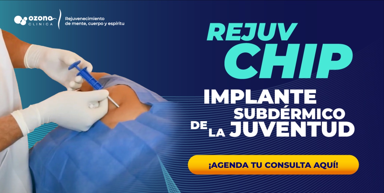 Procedimiento médico de colocación de implante subdérmico en la cadera de un paciente cubierto con campos estériles