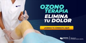 Profesional de salud aplicando ozonoterapia en la rodilla de un paciente, con mensaje promocional y botón de agenda