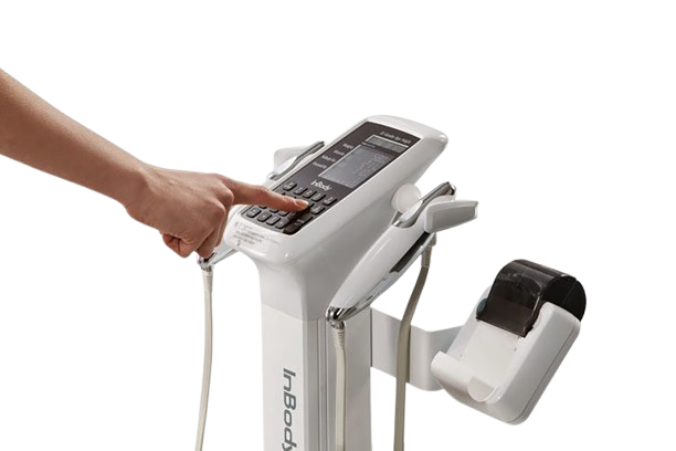 Mano utilizando el equipo InBody para análisis corporal avanzado