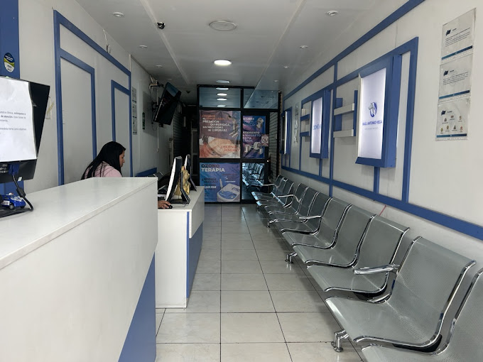 Área de recepción y sala de espera moderna de Ozonoclinica con mobiliario metálico y atención al cliente