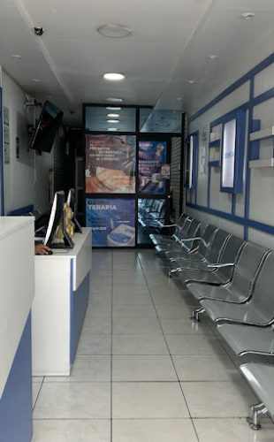 Área de recepción y sala de espera moderna de Ozonoclinica con mobiliario metálico y atención al cliente